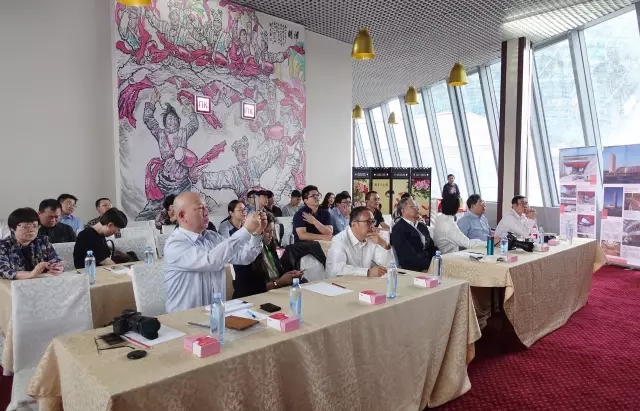 上海市建設(shè)協(xié)會(huì)會(huì)長黃健之主持發(fā)言