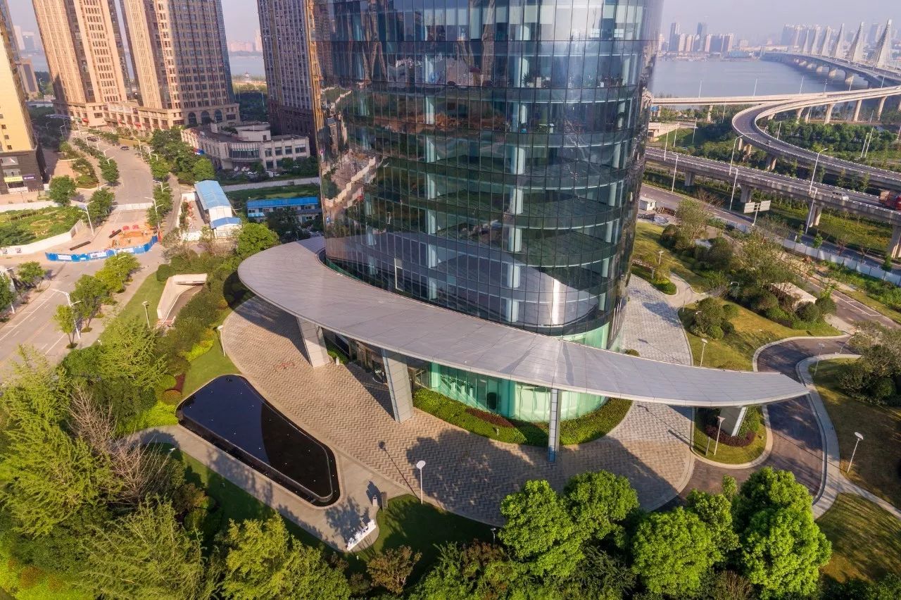 南昌新力中心塔樓直接落地，無裙房