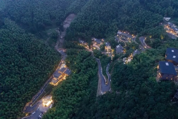 裸心堡采用了輕質(zhì)結(jié)構(gòu)、符合山地的吊腳樓結(jié)構(gòu)