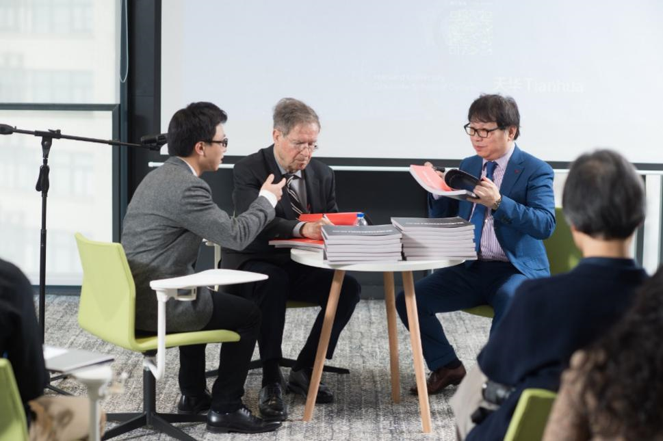 哈佛布斯克茨教授、楊丁亮老師與天華集團總建筑師黃向明現(xiàn)場書籍簽發(fā)